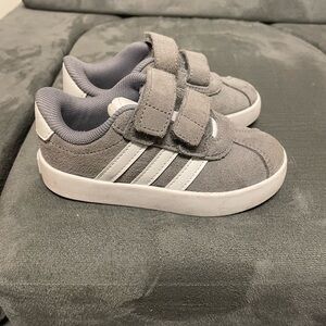 Size 7 toddler Adidas VL Court 4.0 only Worn Twice!